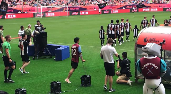 何忆义和冲哥作为”第12名球员”与球队共同进场