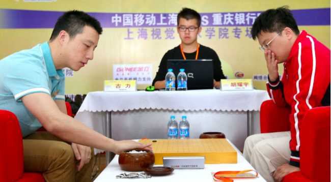 　　2013年5月11日，重庆银行队棋手古力（左）和中国移动上海队棋手胡耀宇在比赛中。新华社记者凡军摄