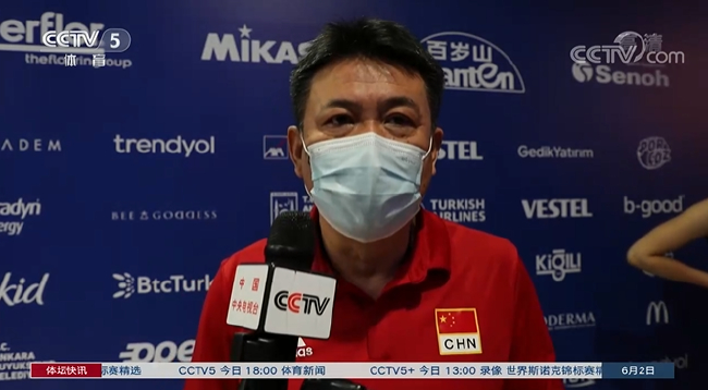 中国女排主教练蔡斌接受央视记者采访