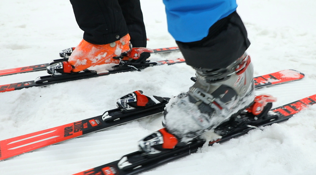 先将前端嵌入 后将后跟踩下