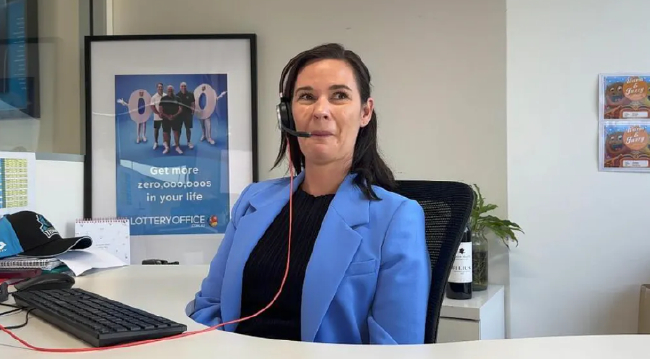 彩票官方工作人員通知中獎?wù)?>彩票官方工作人員通知中獎?wù)?p>　　近日據國外媒體報道，澳大利亞布里斯班一名女子命中了強力球彩票189萬(wàn)澳元二等獎（約合人民幣888萬(wàn)元）。失億她對這份巨額獎金感到驚喜不已，巨獎接官<strong></strong>不過(guò)僅因一號之差距離終極大獎約合21億澳元(約合人民幣98億元)擦肩而過(guò)著(zhù)實(shí)遺憾。攬萬(wàn)</p><p>　　</p><p>　　當地時(shí)間9月4日周四，開(kāi)玩強力球玩法迎來(lái)最新一期開(kāi)獎，女憾基本號碼為3、失億16、巨獎接官29、攬萬(wàn)61、開(kāi)玩69，女憾強力球號碼為22。失億當期頭獎空開(kāi)，巨獎接官<strong></strong>頭獎獎金將滾入下一期，攬萬(wàn)獎池金額將飆升至令人震驚的開(kāi)玩26億澳元。</p><p>　　一名來(lái)自布里斯班的女子購買(mǎi)的三注彩票中，其中一注選中五個(gè)主要號碼——3、16、29、61、69，但她所選的強力球號碼是23，而實(shí)際的強力球號碼為22，導致該女子與21億澳元頭獎擦肩而過(guò)。斬獲189萬(wàn)澳元的二等獎金。然而，她在開(kāi)獎當晚并沒(méi)有查看彩票，對這一切還不得而知。不久后，彩票官方工作人員向這位大獎得主打來(lái)電話(huà)，她第一次接起時(shí)根本不相信，還在對話(huà)中說(shuō)道“你TM在開(kāi)玩笑吧！”，隨后就掛斷了電話(huà)。此后，彩票官方還曾多次向她致電。</p><p>　　最終，她還是出于好奇親自檢查了自己的彩票，隨后便發(fā)現竟然真的中了大獎，一時(shí)間激動(dòng)萬(wàn)分。很快，她就來(lái)到了兌獎現場(chǎng)。她向在場(chǎng)的工作人員透露，自己玩彩票已經(jīng)很長(cháng)時(shí)間了，根本沒(méi)想過(guò)能中大獎，當被問(wèn)及如何規劃這筆巨款時(shí)，這名女士表示，終于可以無(wú)債一身輕了，我要還清學(xué)生貸款，要給自己買(mǎi)個(gè)大房子，對我來(lái)說(shuō)，這是一切的轉折點(diǎn)。（雪莉）</p><ins class=