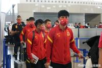 国足乘包机抵达上海 按照14+7周期接受隔离观察