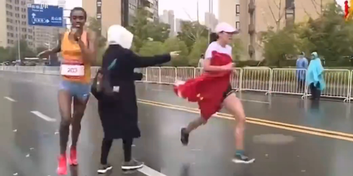 官方回应马拉松选手被干扰:志愿者个人行为