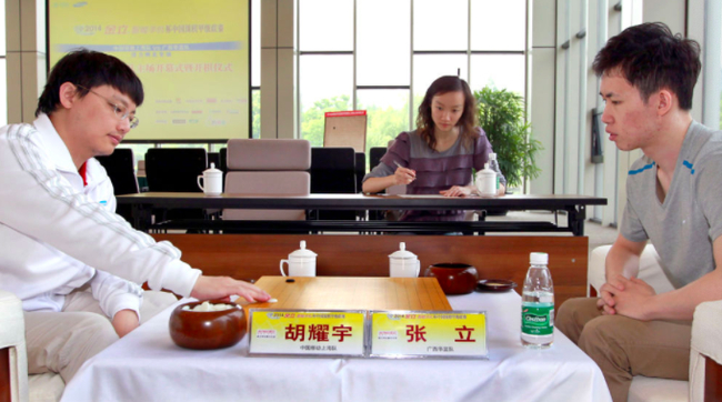 　　2014年5月22日，中国移动上海队棋手胡耀宇（左）和广西华蓝队棋手张立在比赛中。新华社记者凡军摄