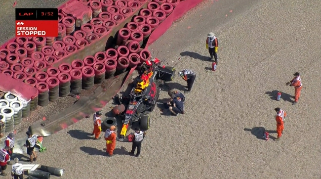 事故造成护墙受损严重，赛会出示红旗