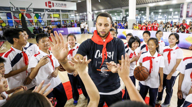 &nbsp;库里与师生亲密互动