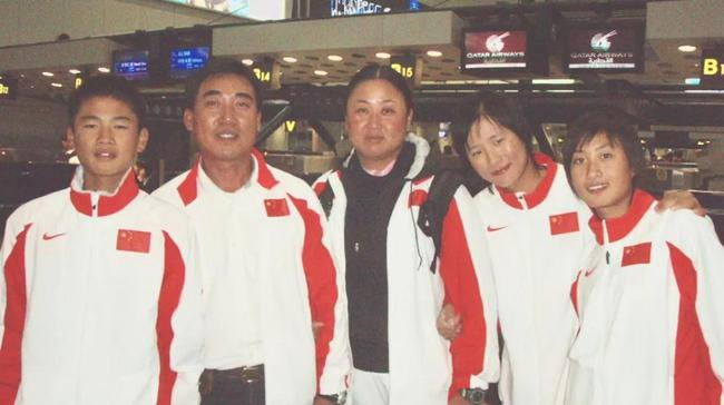 2006年亚运会徐莉佳（右二）与张静教练（左三）、刘小马教练（左二）和张东霜（右一）
