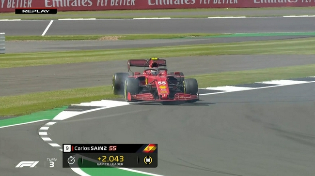 一练中，塞恩斯3号弯侧滑，引发短暂黄旗。