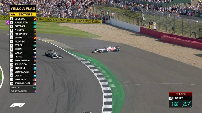 莱科宁与佩雷兹相撞，滑进缓冲区，引发短暂黄旗，赛后双方将接受调查