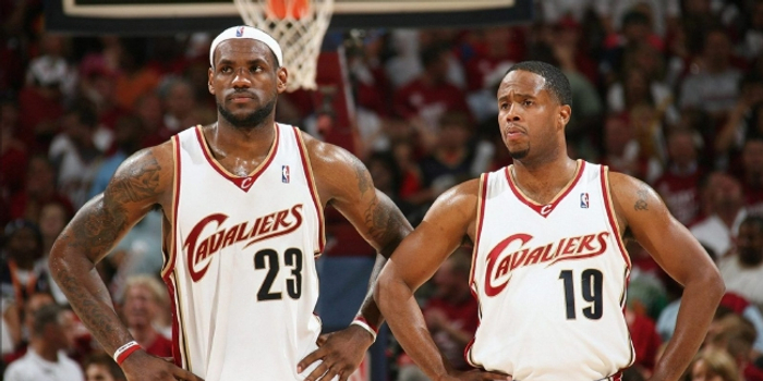 塔图姆詹姆斯同场竞技诠释不同时代的巨星风采