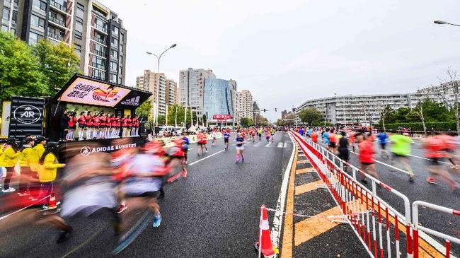 阿迪达斯啦啦队鼓励跑者迸发不止