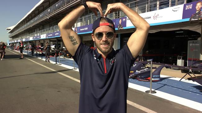 远景维珍车队的山姆·伯德做出“比心”手势