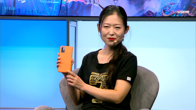 KPL 商业化运营负责人王进展示iQOO3手机