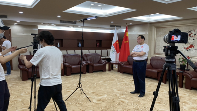 中国奥运首金获得者许海峰配合视频拍摄