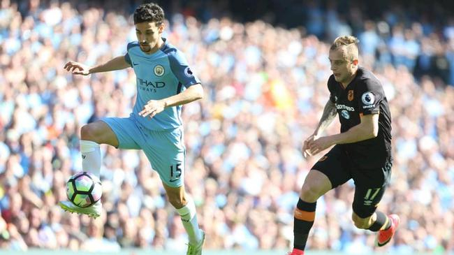 纳瓦斯也被改造去踢右后卫