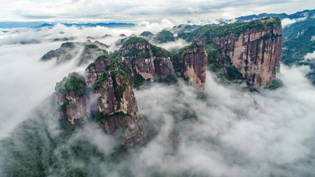 峡谷云腾雾绕，高空栈道环抱岩壁