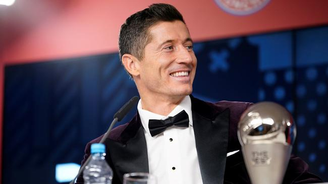 比荣誉，比数据，都不如莱万