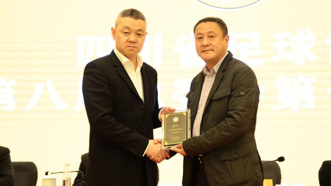 陈兴东为马明宇颁发证书
