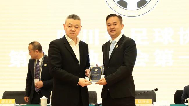 陈兴东为刘斌颁发证书