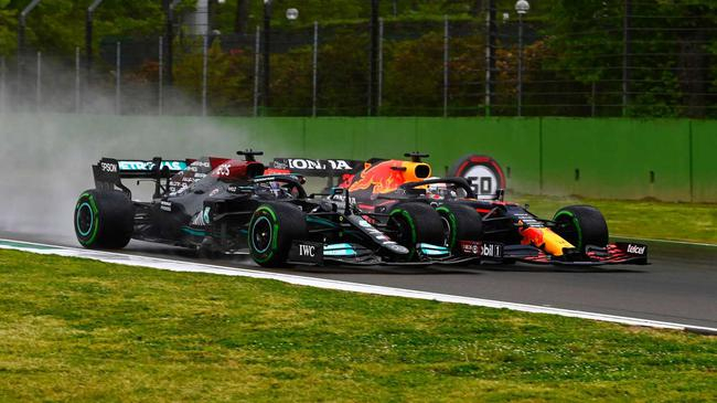 汉密尔顿在比赛中与维斯塔潘擦碰