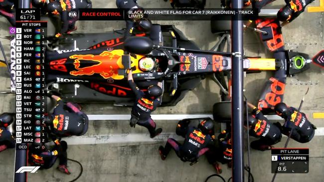 莱科宁因违反赛道限制而被出示黑白旗