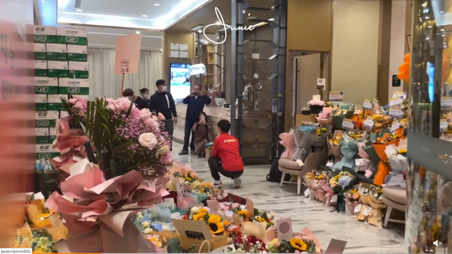 孙颖莎与“花海”合影