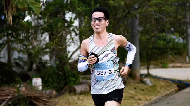 （赛道中的崔家乐，肩膀受伤也丝毫没有影响他为团队而战的配速。）