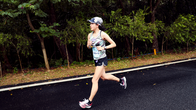 （素有“连云港一姐”之称的张雅静，全马PB成绩303，此次代表紫金队出战）