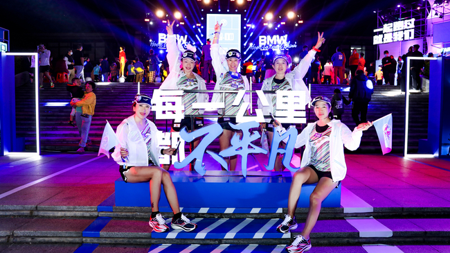 （紫金战马队的五位女将，从上至下，从左至右，分别为何莎、赵杰、张艳艳、张雅静、王秀娟）