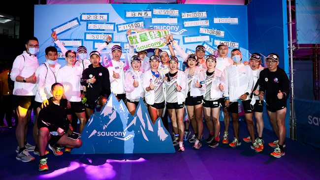 （10号晚，检录结束后，战马三支队伍15名成员首次大合影）