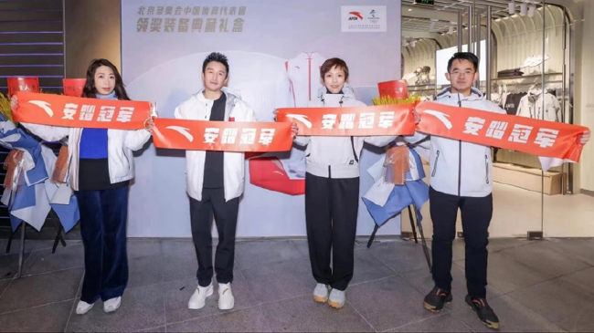 邹市明与商场及品牌高层共同剪彩