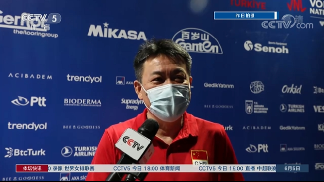 中意之战后女排主帅蔡斌接受央视记者采访
