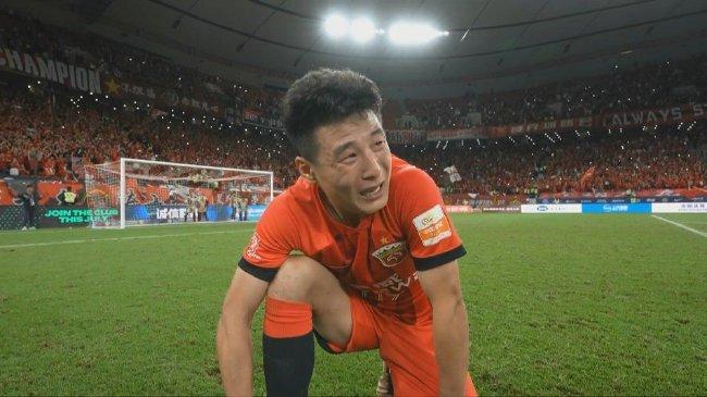 上海海港提前一轮夺冠 武磊奥斯卡赛后喜极而泣