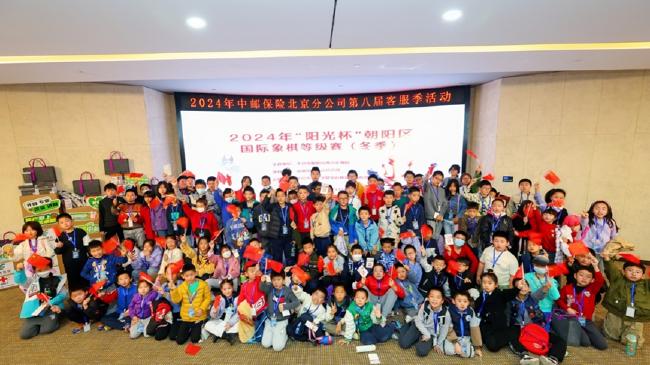 (比赛现场气氛热烈)