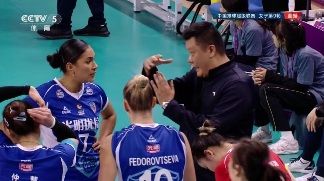 上海光明优倍女排主教练王之腾临场指挥