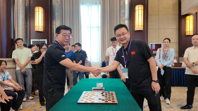倪凯琪主任和吴文伟局长为比赛开棋