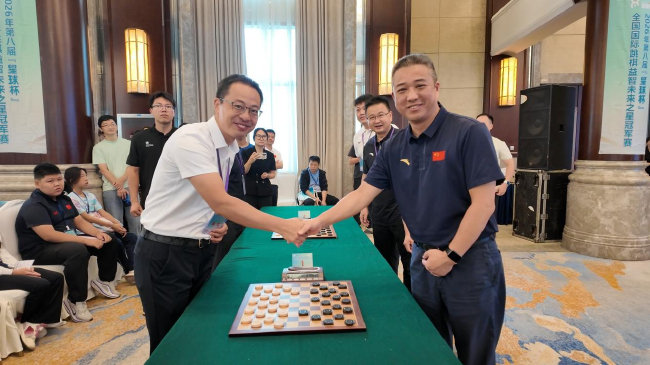 原玉杰主任和管志华主任为比赛开棋