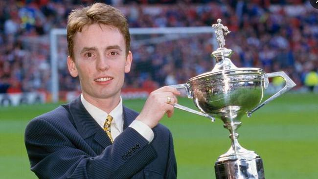 当年夺冠之后的达赫迪展示奖杯