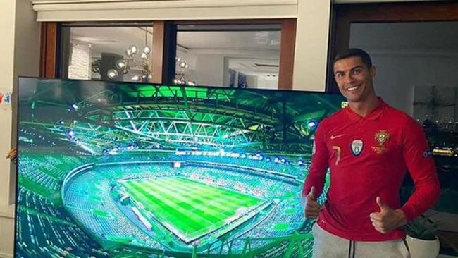 C罗观看葡萄牙比赛