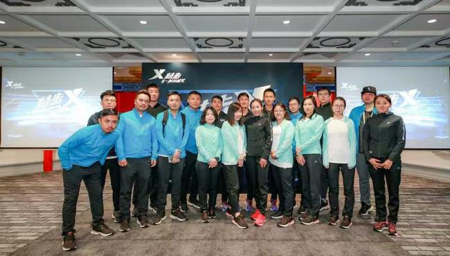 图注：特步X媒体体验营厦门站，媒体与特步精英运动员合影