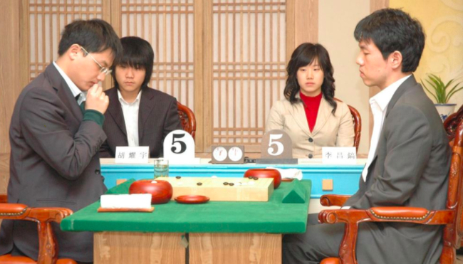胡耀宇（左）与李昌镐在比赛中