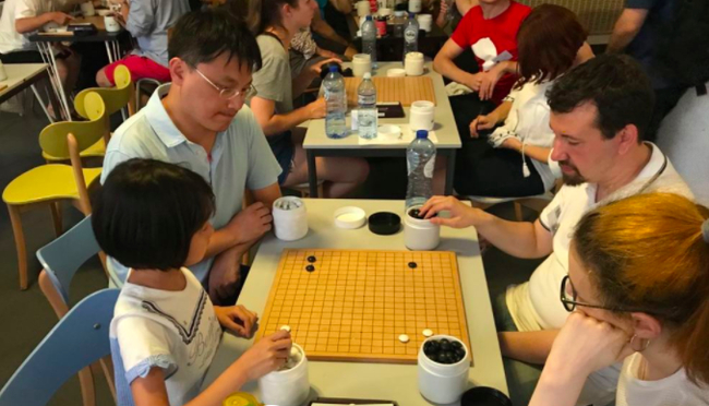 胡耀宇和女儿在欧洲围棋大会的比赛中
