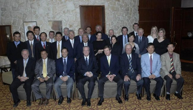 　　2007年，欧巡赛的CEO乔治-奥格雷迪（George O''Grady）（前排右四）和R&amp;A的CEO迈克尔-博纳拉克（Michael Bonallack）（前排右三）出席在上海旭宝举办的沃尔沃中国公开赛的锦标赛晚宴