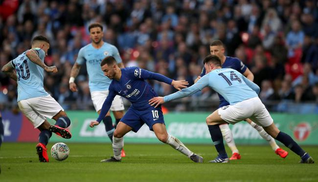 阿扎尔屡被围堵