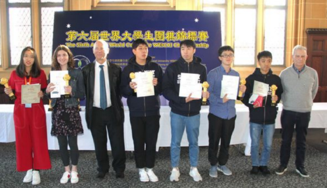 2019年瓦格纳（左二）参赛三年首获名次，闭幕式上接受澳洲围棋协会秘书长的颁奖。