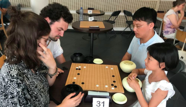 胡耀宇和女儿在欧洲围棋大会混双赛（D组）决赛中