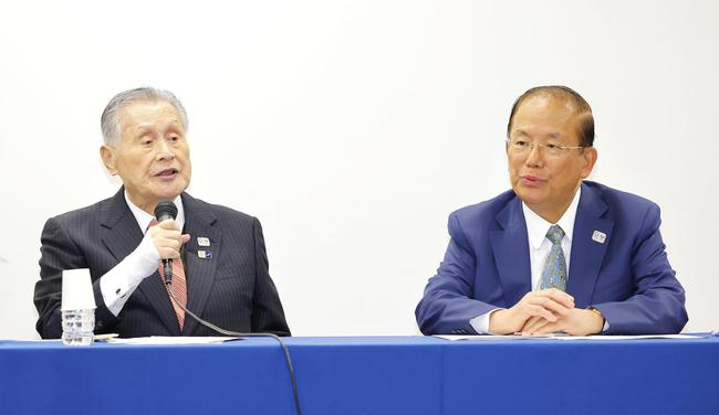 3月24日，东京奥组委主席森喜朗（左）和首席执行官武藤敏郎出席新闻发布会。