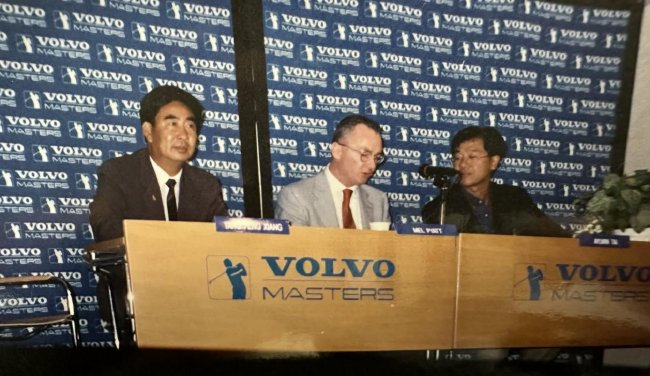 1994年在瓦尔德拉马官宣沃尔沃中国巡回赛和沃尔沃中国公开赛，从左到右：唐凤翔、梅尔-派亚特、戴耀宗