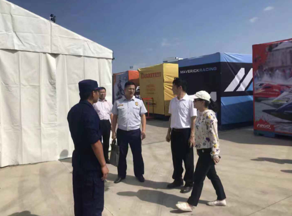 市体育局副局长陈岚（右一）与湖里区副区长刘云标（右二）慰问消防官兵