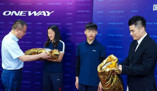 ONEWAY品牌大中华区总经理王建智（右一）与国家体育总局冬管中心常务副主任丁东赠送运动员纪念服